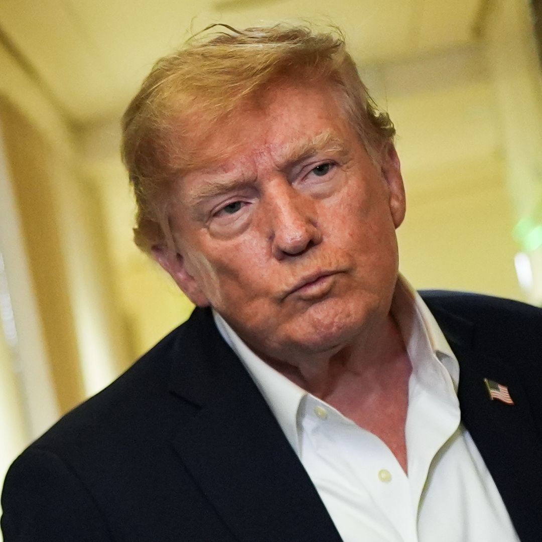 El presidente Donald Trump habla con periodistas a bordo del Air Force One, durante el vuelo desde Shannon (Foto AP/Julia Demaree Nikhinson)